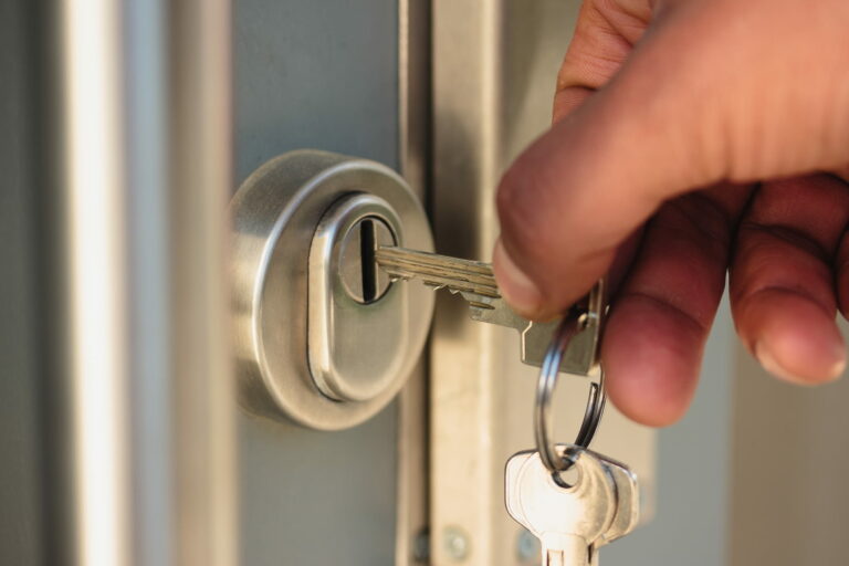 Aufsperrdienst Frankfurt am Main – Zuverlässiger 24/7 Aufsperrdienst für Türöffnungen, Schlüsselanfertigungen und Notfallhilfe in Frankfurt am Main